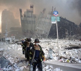 消防队员在9/11世贸遗址在纽约