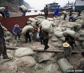 中国工人在没有保护措施的情况下卸载石棉