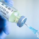 COVID-19疫苗瓶和注射器