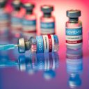小瓶的Covid-19疫苗和针