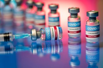 小瓶的Covid-19疫苗和针