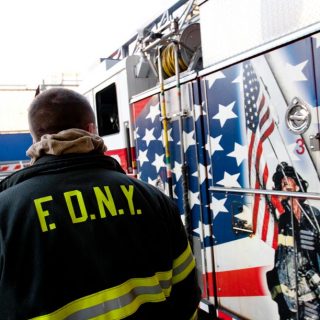 纽约消防局消防员在消防车上看911纪念碑