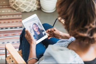 女性和青少年通过平板电脑上的FaceTime访问