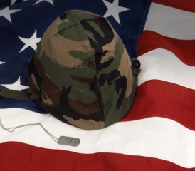 军事旗帜和头盔