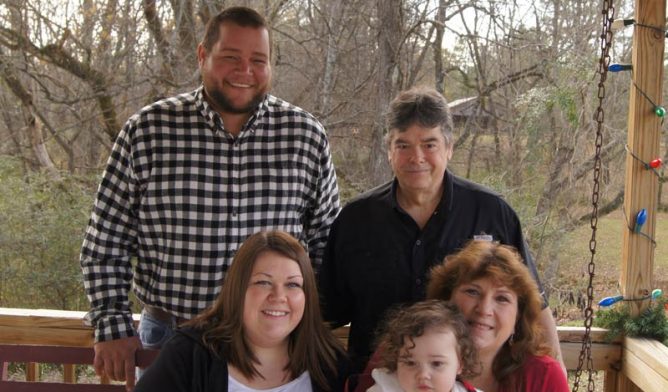 间皮瘤幸存者塔米·弗兰克(右下)和家人