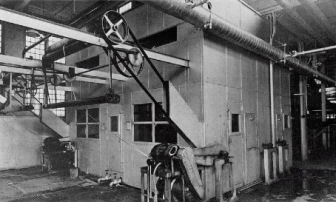 一张纺织厂烘干机的复古照片