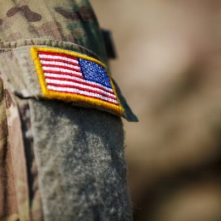 军队疲劳袖子与美国国旗补丁