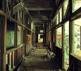 被遗弃的走廊与残破的玻璃和暴露的建筑材料