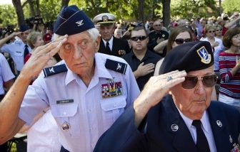 两名美国空军退伍军人在人群中敬礼