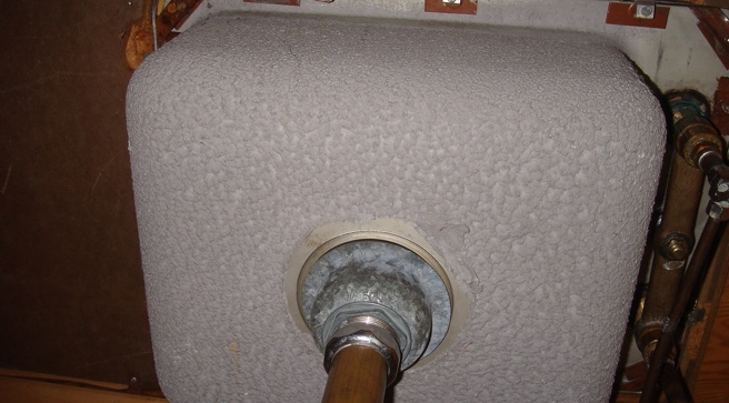 金属水槽的底部，覆盖着用石棉制成的绝缘材料
