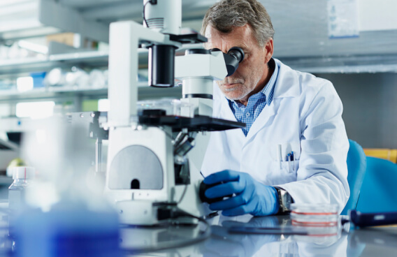 实验室技术员在实验室使用显微镜