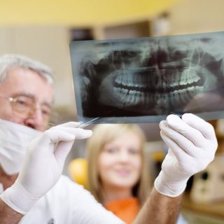 持有一个X-射线的牙医