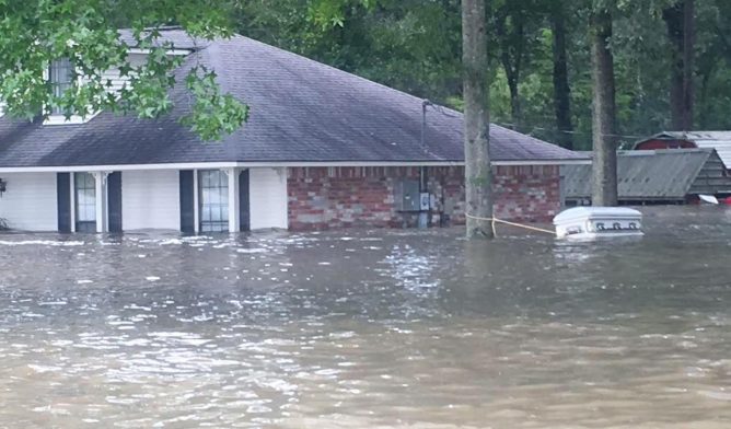 路易斯安那州巴吞鲁日的家被洪水淹没