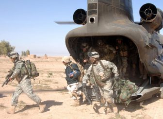 伊拉克战争期间，美国士兵正从CH-47支奴干直升机里跑出来。