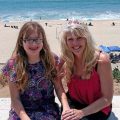 与她的女儿在海滩的间皮瘤幸存者幸存者幸福