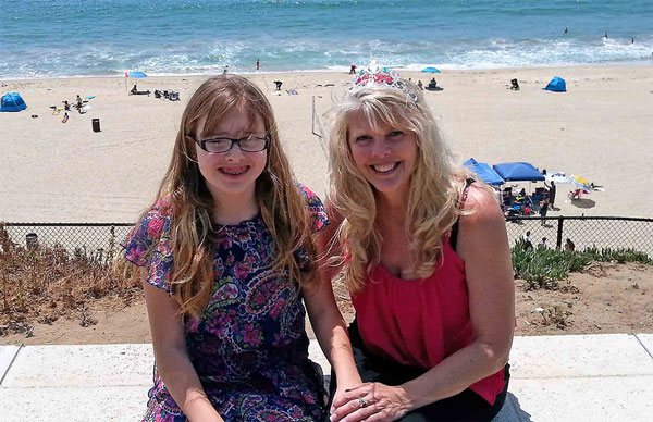Karen Frantz与她的女儿在海滩