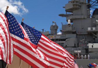 美国旗子在美国海军船前面。
