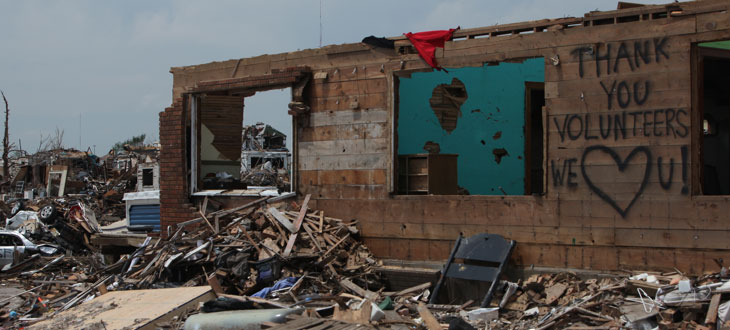 站立在乔普林的碎片中的建筑物遗留在龙卷风以后。