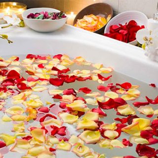 玫瑰花瓣温泉浴
