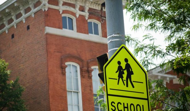 费城的学校十字路口标志