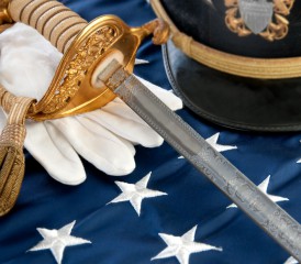 军用剑，帽子和手套在旗子上