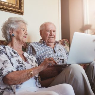 使用膝上型计算机的年长夫妇