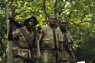 来自三位军人越南战争纪念馆的雕像