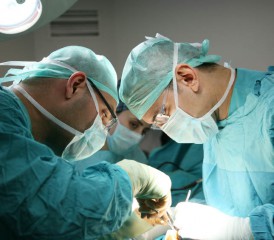 两位医生表演手术