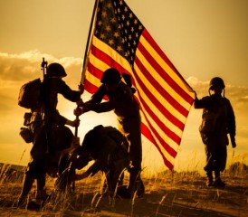 一群吊装美国国旗的士兵