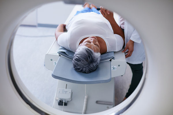 一位老年妇女正在接受CT-PET扫描，这是间皮瘤检测的常用工具