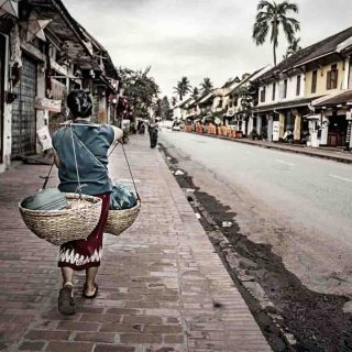 老挝女子漫步