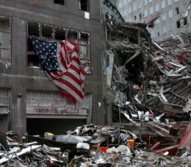 911事件后，世贸中心的碎片上挂着美国国旗